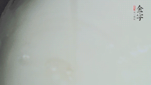 將浸泡了30分鐘的米放入電飯煲中，在水中加入半勺油。
