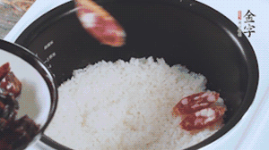 開(kāi)蓋觀察飯，水微微收干，放入切好的金字香腸、醬肉、醬肉香腸。