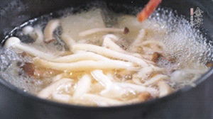 依次放火腿、豆腐，加水大火燒開，小火燉煮20分鐘，出鍋前撒上蔥花即可。