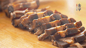 金字醬肉切片。