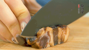 金字風(fēng)味醬肉切成片，上鍋蒸15分鐘。