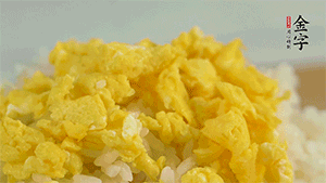 將雞蛋碎、西蘭花碎和放涼的米飯混合，用少許鹽、橄欖油調(diào)味。