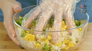 將飯團(tuán)用手搓捏成圓球狀。