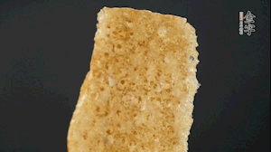 油炸豬皮冷水泡發(fā)，切成菱形。