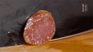 金字火腿肉香腸上鍋蒸15分鐘，切片備用。