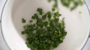 韭菜洗凈，切粒。