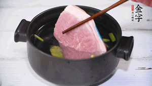 整塊豬肉，加蔥、姜片、料酒焯水。