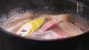 火肉、豬肉加料酒、清水大火煮開后，加入春筍小火慢燉40分鐘，出鍋前撒蔥花即可。