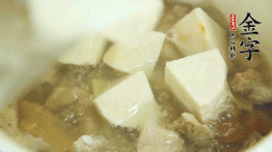 加入適量清水、黃酒燉開(kāi)后，小火煮1小時(shí)即可。