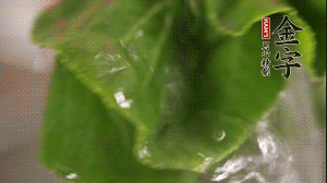 小青菜從根部掰開，分別洗凈。