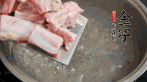 剁成塊狀的排骨洗凈，放入沸騰的鍋中，加姜片汆燙，2分鐘后撈出備用。