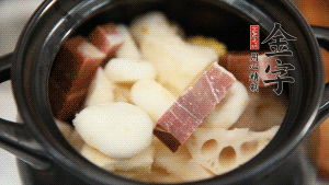 加水沒過食材，加料酒大火煮沸后，再小火燉煮1小時(shí)。（如果沒有砂鍋小火燉煮，用電飯煲的煮湯功能、高壓鍋也是可以的。）