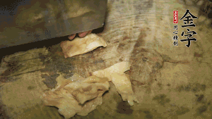 加適量溫水淹沒食材，大火燉至水沸后再小火慢燉1小時，出鍋前10分鐘加枸杞。（焯過水后的豬蹄不應(yīng)再用涼水，用溫水燉煮更容易軟爛。也可以用高壓鍋或者有煲湯功能的電飯煲，省時又便于入味。）