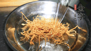 蟲草花用涼水浸泡10分鐘，干香菇溫水泡發(fā)至軟去蒂備用。蓮子、紅棗也可一同清洗干凈。