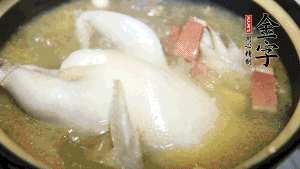 煮沸時加入蟲草花、香菇、紅棗，以料酒調(diào)味繼續(xù)小火燉煮1小時左右。