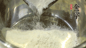【油皮】1．將油皮材料放入料盆中，緩緩加100ml水，攪拌成雪花片狀。在案板上反復(fù)揉搓成有一定筋度的光潔面團(tuán)，搓成12個(gè)團(tuán)子。