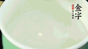 鍋中盛涼水，放入汆燙好的鴿子、火腿片、生姜片。
