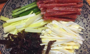 黑木耳泡發(fā)，黑木耳、韭黃、雷筍、青椒切成絲。