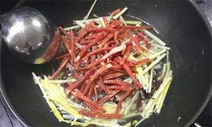 火腿絲、筍絲、黑木耳絲汆水后，瀝干。