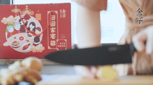將處理好的老鴨放入冷水鍋中，丟入姜片，冷水煮沸去腥。