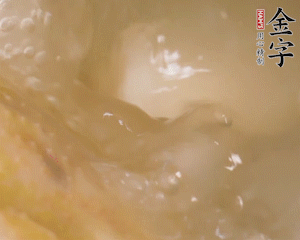 沸騰后撈出蔥結(jié)，小火燉45分鐘，加山藥再燉15分鐘。