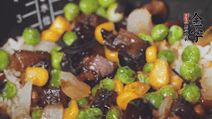 出鍋前加蠔油、生抽調(diào)味，撒點(diǎn)熟白芝麻即可。