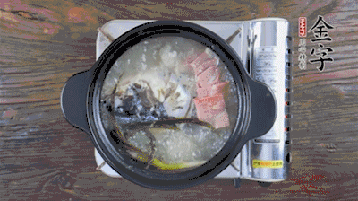 放豆腐、海鮮菇繼續(xù)中小火煮5分鐘。