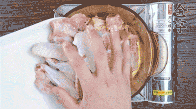 加料酒、蔥姜焯水2分鐘，清洗備用。