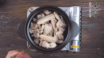 將雞肉塊、火腿、料酒、姜一同放入在燉鍋中，加冷水大火煮開后，小火燉煮40分鐘。