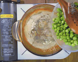 豌豆粒焯水30秒，過(guò)涼水。