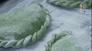 【制作】2.蒸架上墊浸濕的屜布，再放上清明果，大火蒸10~15分鐘，完成，出鍋啦！