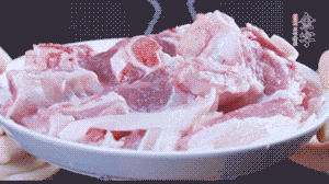 新鮮羊肉冷水入鍋，加姜片、清水焯水，除去血沫。