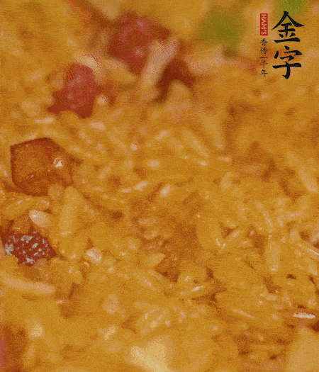 放一撮鹽、生抽少許，倒入炸好的芋頭。最后撒蔥花、蒜末翻炒均勻。