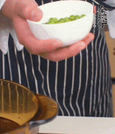 胡蘿卜、豌豆和干花菇焯水。