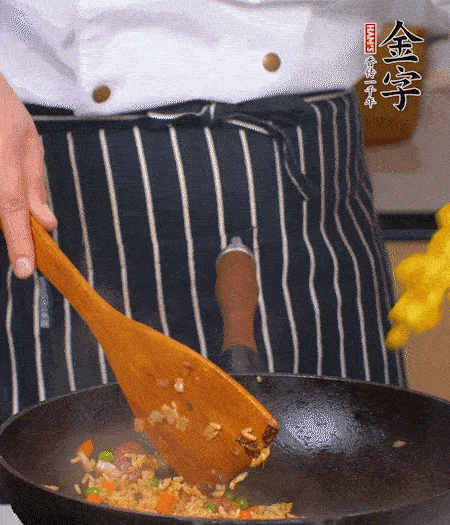 加咖喱塊、少許鹽、白糖調(diào)味，炒至咖喱塊融化后，倒米飯，翻炒至每粒米飯都包裹上咖喱，再放黃椒、青椒粒，出鍋前加菠蘿粒和小蔥翻拌均勻。