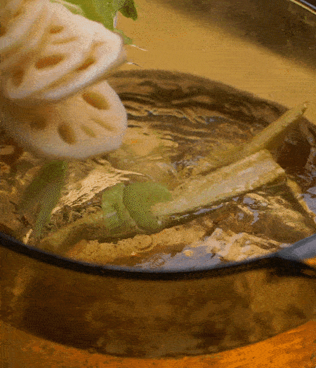 把玉米筍（對半切開）、西芹（切斜片）、蓮藕（切片），放入開水鍋內(nèi)，加點少許鹽、油，汆燙2分鐘。