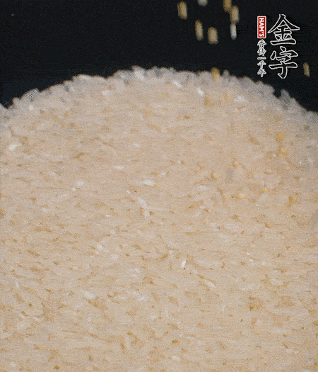 大米和小米一起燜成米飯。