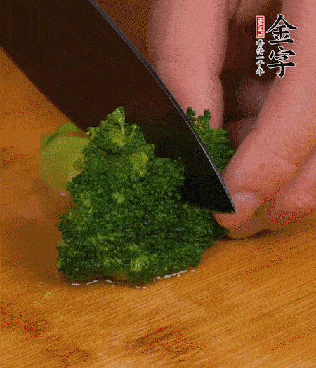 西蘭花用淡鹽水浸泡十幾分鐘后過(guò)開(kāi)水焯燙熟后撈出。