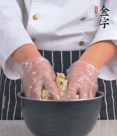 米飯中放西蘭花碎、咸肉丁，加少許黑胡椒、十來(lái)滴橄欖油拌勻。