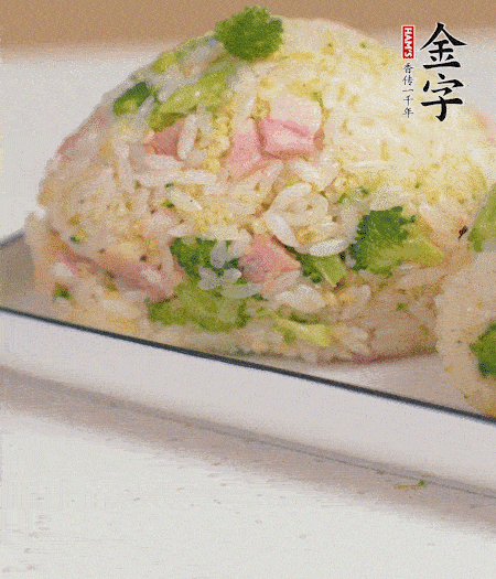 拌好的飯攥成飯團(tuán)。