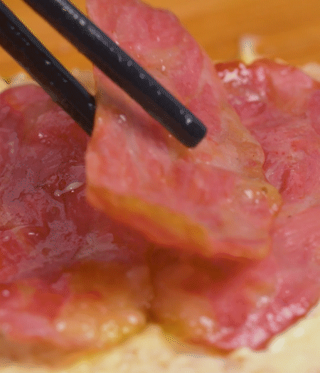 放上火腿、芝士片、生菜，再放一片土司。