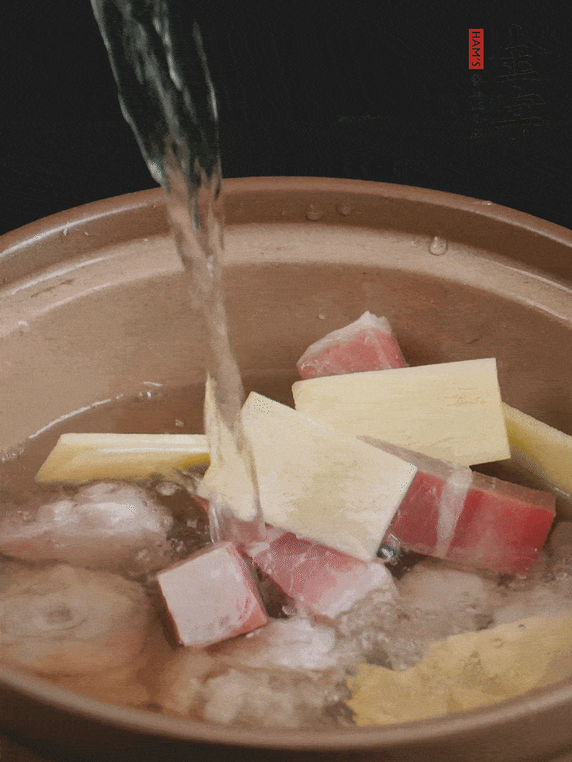 雞塊、火腿、姜片加適量料酒、清水燉80分鐘。