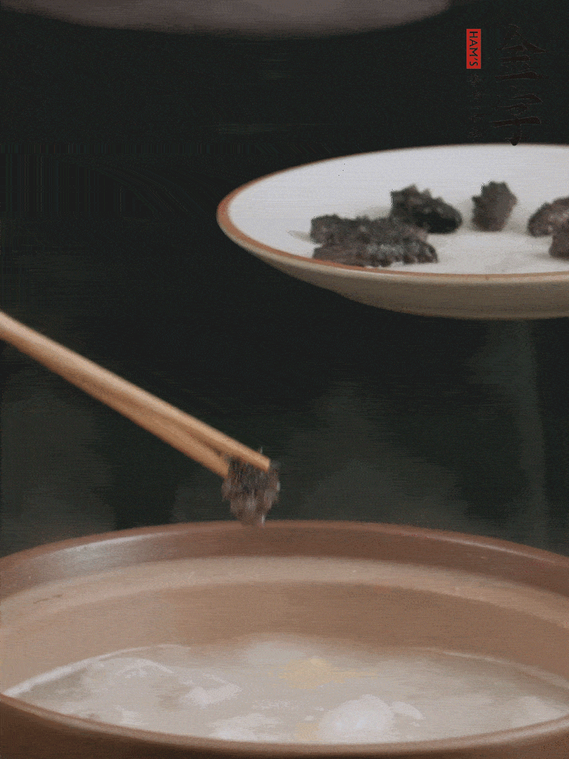 期間雞湯燉到80分鐘時(shí)，加小海參再燉10分鐘。