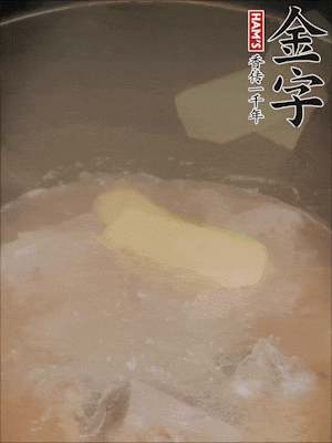 排骨洗凈，加生姜、黃酒焯水，溫水洗凈備用。