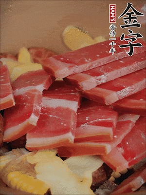 除鮑魚外的所有材料放進(jìn)鍋里，加清水、姜、黃酒，大火燒開，轉(zhuǎn)小火煲90分鐘。