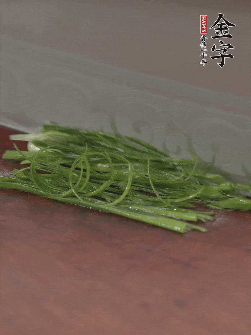 生姜切薄片，紅椒切細(xì)絲，小蔥蔥綠切細(xì)絲，泡入冰水中保持新鮮。