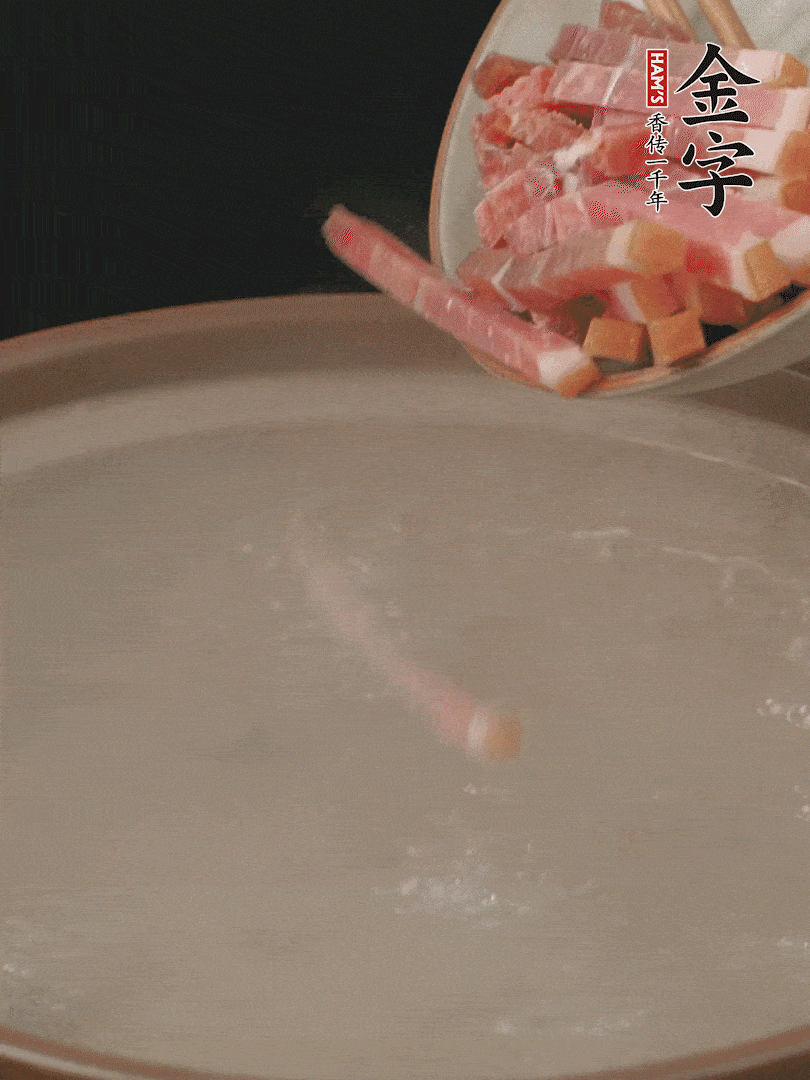金字火腿切絲，熱水下鍋，放火腿燉煮15分鐘。