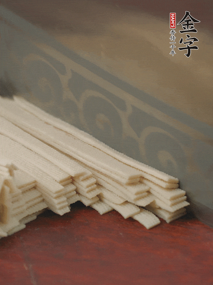 燉火腿期間，千張切細(xì)絲，白蘿卜去皮切細(xì)絲，蒜葉切細(xì)丁。