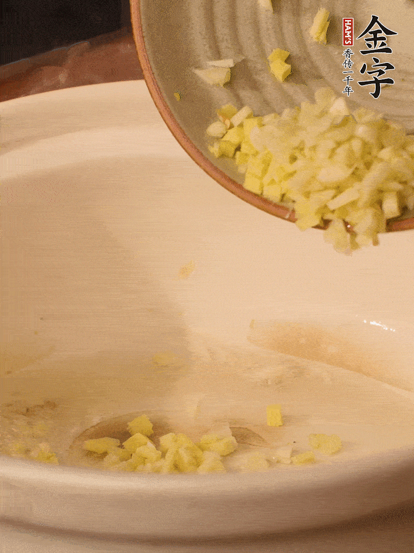 熱油下鍋，姜爆香。下冬瓜略微翻炒。