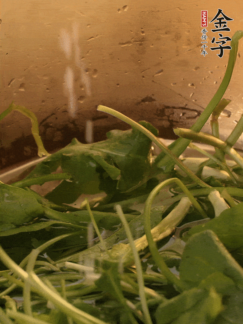 薺菜去掉根部，加小蘇打、鹽熱水沸騰燙軟。